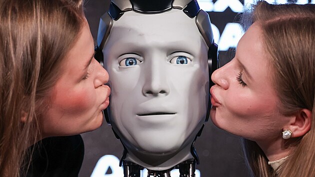 P�edstaven� prvn�ho rusk�ho humanoidn�ho robota s um�lou inteligenc� jm�nem Aidol skon�ilo fiaskem. Aidol se z��til na p�diu. (11. listopadu 2025)