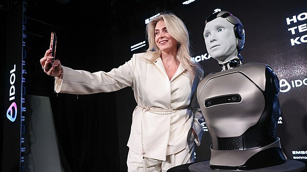 P�edstaven� prvn�ho rusk�ho humanoidn�ho robota s um�lou inteligenc� jm�nem Aidol skon�ilo fiaskem. Aidol se z��til na p�diu. (11. listopadu 2025)