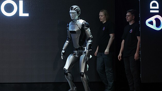 P�edstaven� prvn�ho rusk�ho humanoidn�ho robota s um�lou inteligenc� jm�nem Aidol skon�ilo fiaskem. Aidol se z��til na p�diu. (11. listopadu 2025)