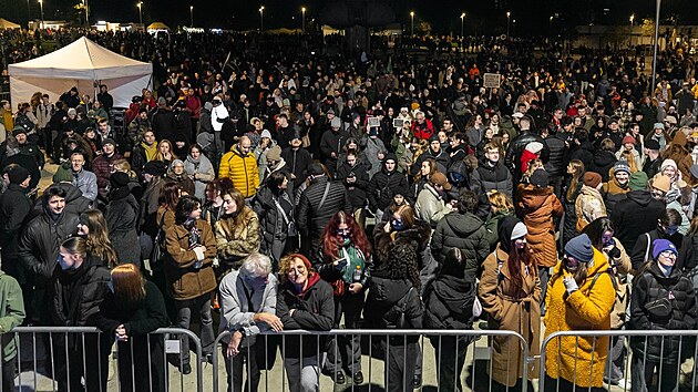 Protivl�dn� protest v Bratislav� v p�edve�er v�ro�� 17. listopadu a sametov� revoluce, kter� na Slovensku ozna�uje jako �n�n�. Vl�da prosadila, aby 17. listopadu bylo na Slovensku b�n�m pracovn�m dnem. (16. listopadu 205)