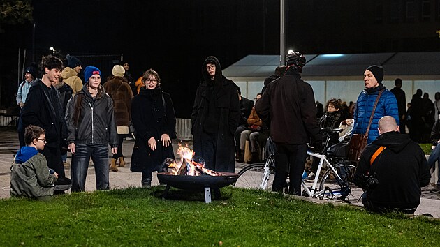 Protivl�dn� protest v Bratislav� v p�edve�er v�ro�� 17. listopadu a sametov� revoluce, kter� na Slovensku ozna�uje jako �n�n�. Vl�da prosadila, aby 17. listopadu bylo na Slovensku b�n�m pracovn�m dnem. (16. listopadu 205)