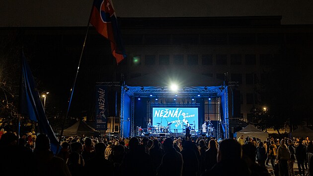 Protivl�dn� protest v Bratislav� v p�edve�er v�ro�� 17. listopadu a sametov� revoluce, kter� na Slovensku ozna�uje jako �n�n�. Vl�da prosadila, aby 17. listopadu bylo na Slovensku b�n�m pracovn�m dnem. (16. listopadu 205)