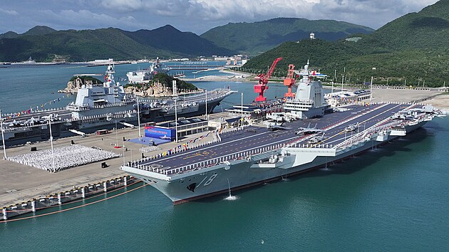 ína uvedla svou nejnovjí letadlovou lod Fu-ien do provozu. (7. listopadu...