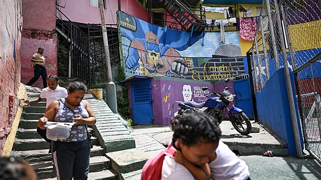 Malba zobrazuj�c� venezuelsk�ho prezidenta Nicol�se Madura jako superhrdinu zn�m�ho jako �Super Kn�r�. (30. z��� 2025)