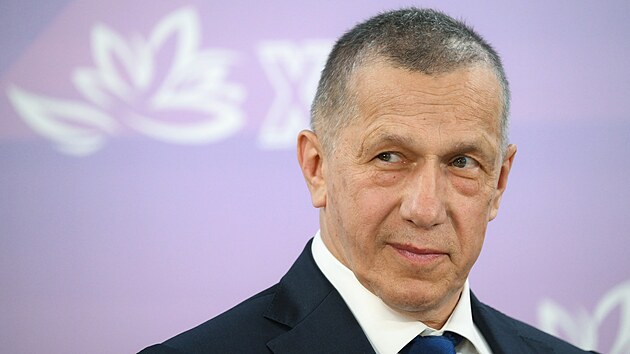 Střílel na mě obrněnec! Ruský vicepremiér se chlubí zážitky z fronty, prý bere i děti