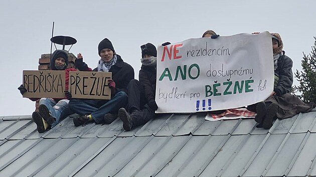 Protestující na jednom z bouraných dom v ostravské kolonii Bedika. (13....