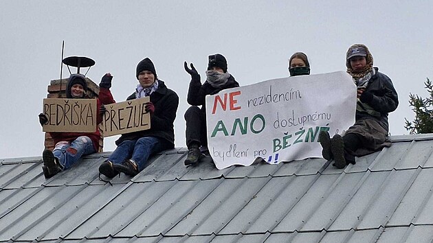 Aktivist� na jednom z finsk�ch domk� v b�val� hornick� kolonii Bed�i�ka v Ostrav�, kter� se maj� bourat. (13. listopadu 2025)