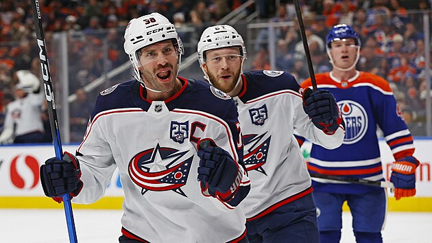 Boone Jenner (v pop�ed�) slav� branku proti Edmontonu.