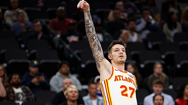 Vít Krejí sleduje jeden ze svých tíbodových pokus.