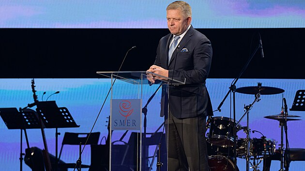 Slovensk� premi�r Robert Fico na sv� stranick� akci v Nit�e (17. listopadu 2025)