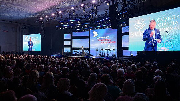 Slovensk� premi�r Robert Fico na sv� stranick� akci v Nit�e (17. listopadu 2025)