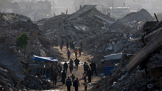 Palestinci proch�zej� zni�en�m P�smem Gazy. (19. listopadu 2025)