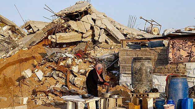 Palestinci se sna�� p�e��t ve zni�en�m P�smu Gazy. (19. listopadu 2025)