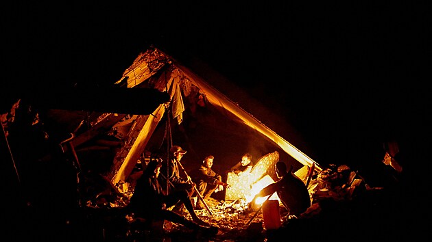 Palestinci se sna�� p�e��t ve zni�en�m P�smu Gazy. (19. listopadu 2025)