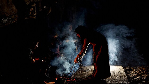 Palestinci se sna�� p�e��t ve zni�en�m P�smu Gazy. (19. listopadu 2025)