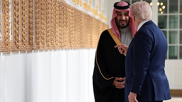 Sa�dskoarabsk� korunn� princ Muhammad bin Salm�n nav�t�vil B�l� d�m. Tam ho p�ijal americk� prezident Donald Trump. (18. listopadu 2025)