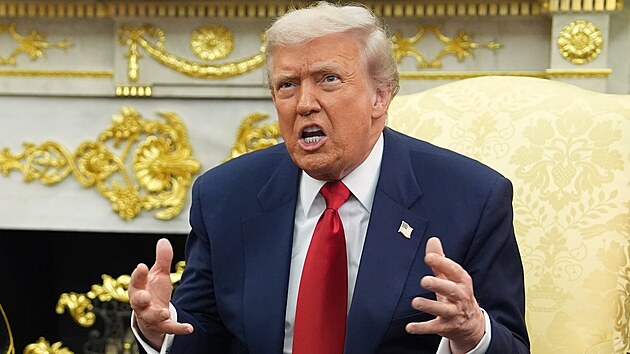 Sa�dskoarabsk� korunn� princ Muhammad bin Salm�n nav�t�vil B�l� d�m. Tam ho p�ijal americk� prezident Donald Trump. (18. listopadu 2025)