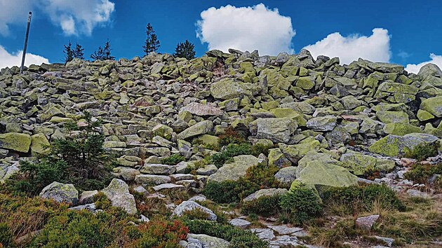 Vrchol Luzn�ho tvo�� kamenn� mo�e.