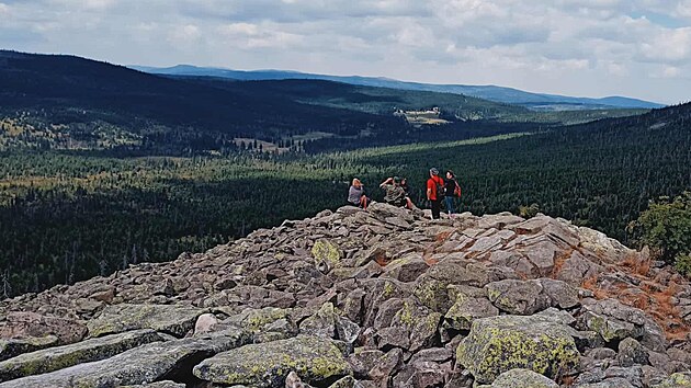 Vrchol Luzn�ho tvo�� kamenn� mo�e. Na sn�mku je v�hled na Luzensk� �dol� a v d�lce je vid�t i h�jovna na B�ezn�ku.