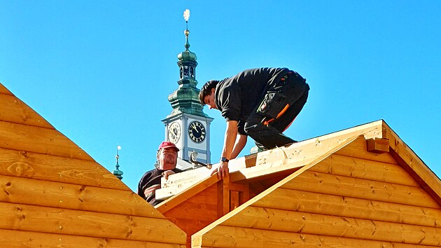 Na n�m�st� P�emysla Otakara II. u� stav� adventn� m�ste�ko.