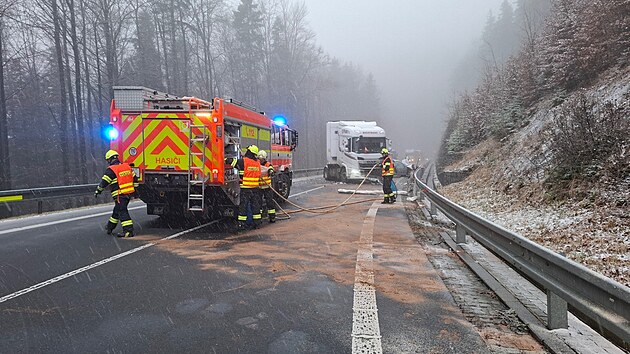 Provoz na silnici I/44 p�es �ervenohorsk� sedlo dnes po poledni zkomplikovala nehoda pobl� B�l� pod Prad�dem na Jesenicku, kde se srazil osobn� v�z s n�kladn�m automobilem. (17. listopadu 2025)