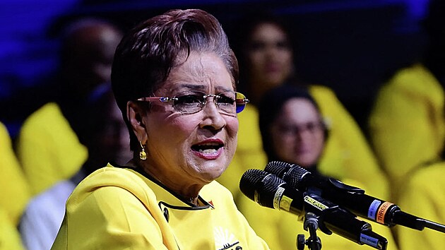 Kamla Persadov�-Bissessarov�, p�edsedkyn� strany United National Congress, hovo�� k p��znivc�m b�hem shrom�d�n� v Port of Spain na Trinidadu a Tobagu. (26. dubna 2025)