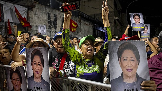 Lid� dr�� transparenty s podobiznou premi�rky Trinidadu a Tobaga Kamly Persadov�-Bissessarov� b�hem demonstrace v Caracasu ve Venezuele, kde protestuj� proti vojensk�mu cvi�en� USA na p�d� Trinidadu a Tobaga. (28. ��jna 2025)