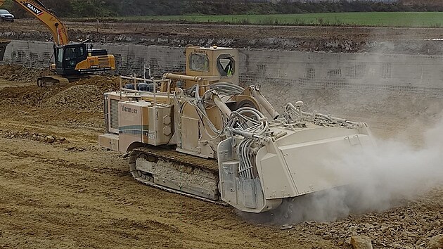 Unik�tn� fr�za, jedin� sv�ho druhu v �esku, pom�h� na stavb� d�lnice u Litomy�le odstra�ovat skaln� masiv. (11. listopadu 2025)