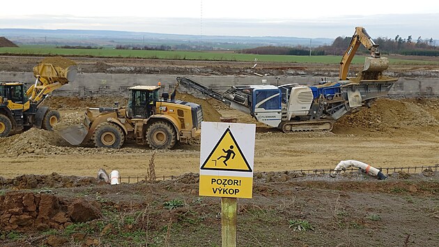 Uniktn frza, jedin svho druhu v esku, pomh na stavb dlnice u Litomyle odstraovat skaln masiv. (11. listopadu 2025)