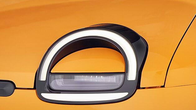 Zaoblen�, m�rn� vystoupl� sv�tlomety p�ipom�naj� �tv��� prvn� generace, nov� interpretovanou s ost�ej��mi liniemi a LED technologi�, kter� pouze zv�raz�uje kontury auta.