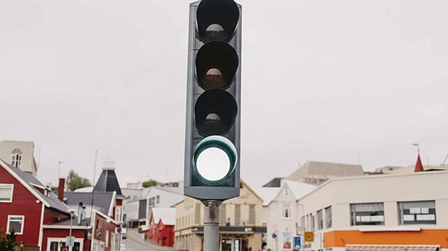 Takto by podle um�l� inteligence mohl vypadat semafor s p�idan�m b�l�m sv�tlem. Pokud by se rozsv�tilo, znamenalo by to, �e provoz u� ne��d� sign�ly semaforu, ale autonomn� vozidla.