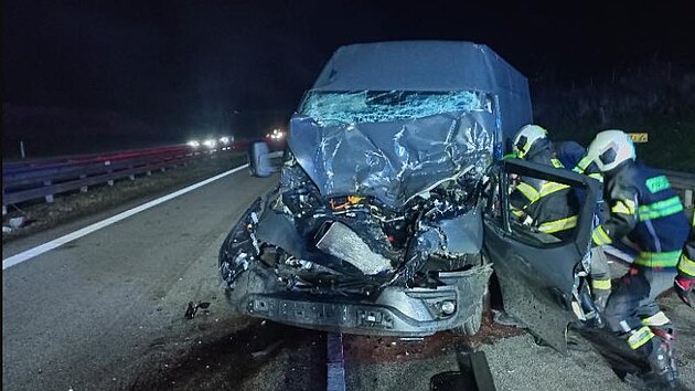Dálnici D3 směrem na Prahu uzavřel střet dodávky a auta. Vrtulník nemohl přistát