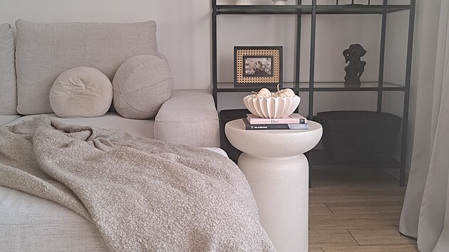 Rozlo�en� sedac� souprava supluje l��ku pro pan� dom�cnosti. 