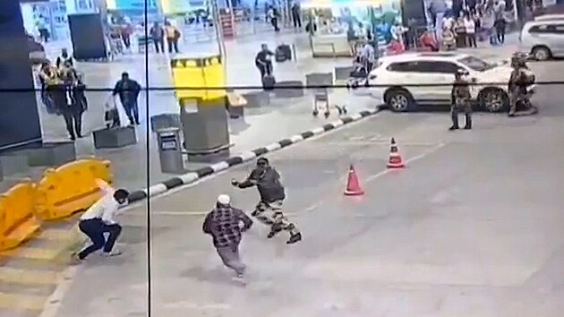 Cestující s noem zaútoil na taxikáe na letiti v Indii