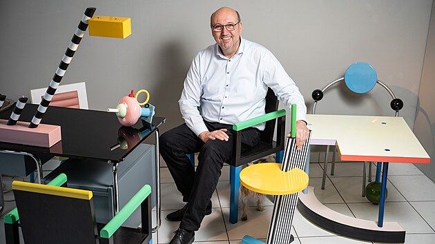 Galerista Tomá� Hejtmánek s nábytkem a u�itým designem od hnutí Memphis Group