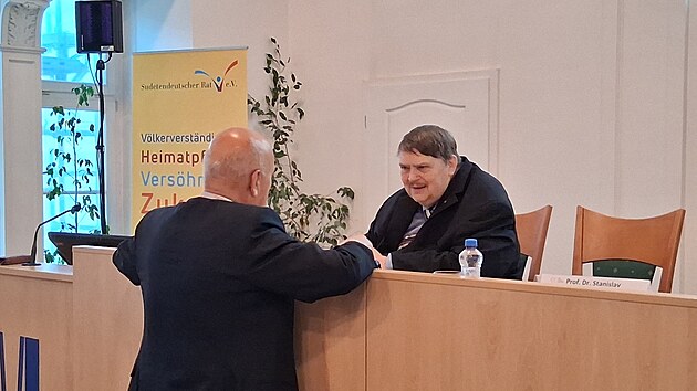 Bernd Posselt, p�ed�k Sudetsk�ch N�mc�, na p�edn�ce a n�sledn� debat� v Brn�. (11. listopadu 2025)