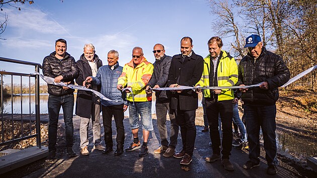 Nov� stezka vede od hlavn�ho tahu kolem Hlubok� a d�l pod�l rybn�ka a� do �tvrti Sud�rna. Slavnostn� st��h�n� p�sky. (listopad 2025)