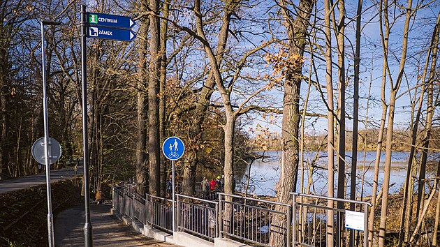 Nov� stezka vede od hlavn�ho tahu kolem Hlubok� a d�l pod�l rybn�ka a� do �tvrti Sud�rna. (listopad 2025)