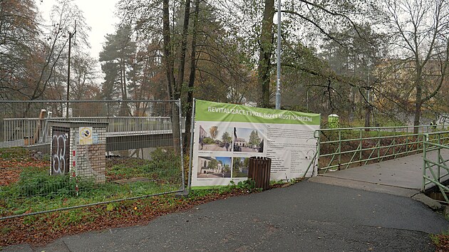 B�ehy S�zavy mezi N�b�e�n� a �i�kovou ulic� te� spojuj� dv� l�vky um�st�n� hned vedle sebe. Lid� ale budou muset je�t� p�r m�s�c� vyu��vat jen star� p�emost�n�.