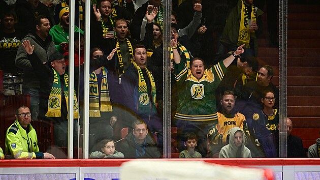 Pond�ln� vypjat� z�pas mezi jihlavskou Duklou a Vset�nem sledovala vyprodan� Hor�cka ar�na. Pro fanou�ky i hr��e byly v�padek audiovizu�ln�ch syst�m� i v�zva k evakuaci novou zku�enost�.