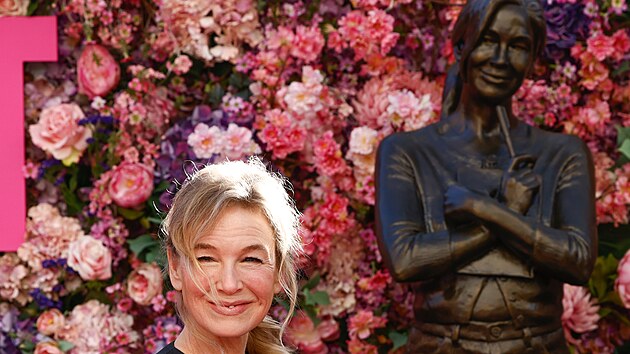 Renée Zellwegerová se sochou Bridget Jonesové v Londýn.