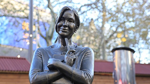 Bronzov� Bridget Jonesov� stoj� na Leicester Square v Lond�n�.