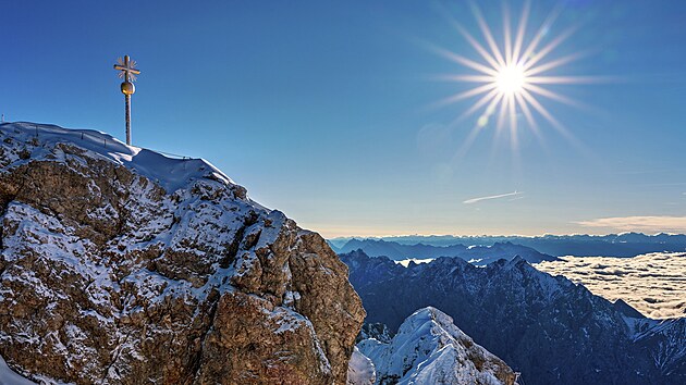Pozlacen� vrcholov� k�� na nejvy��� n�meck� ho�e, alpsk�m vrcholku Zugspitze (9. ��jna 2024)