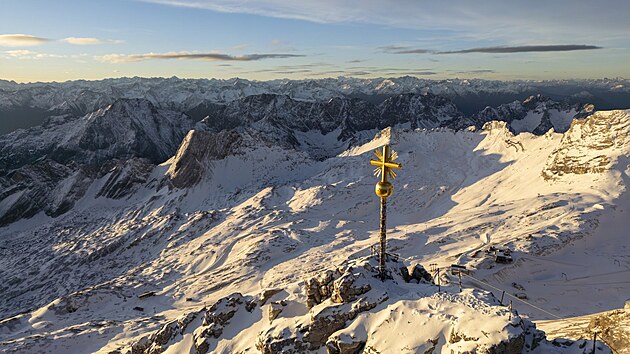 Vrcholový kříž na Zugspitze musí nákladně opravit, turisté ho zničili samolepkami
