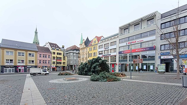 Na M�rovsk�m n�m�st� v �st� nad Labem spadl p�i instalaci v�no�n� strom. (12. listopadu 2025)