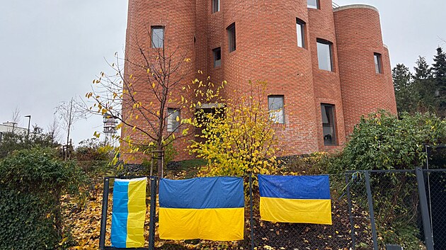 Na plot u domu Tomia Okamury někdo pověsil ukrajinské vlajky, čin řeší policie