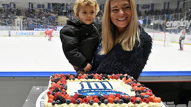 Kladno, 14. 11. 2025, Ryt��i Kladno - Ocel��i T�inec, hokejov� extraliga. Dort ke 101. v�ro�� Kladna a Renata P�nkov�, gener�ln� �editelka klubu.