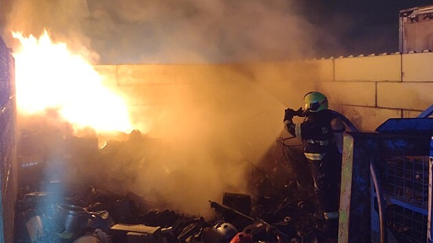 S ohnm v areálu hornoslavkovské vznice bojovali hasii dv a pl hodiny. (12....