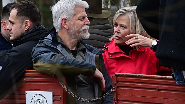 Prezidentsk� p�r na n�v�t�v� n�rodn� p��rodn� rezervace Soos u Franti�kov�ch L�zn�. Petr Pavel s chot� se svezli muzejn� �zkorozchodnou dr�hou  Kate�ina. (11. listopadu 2025)