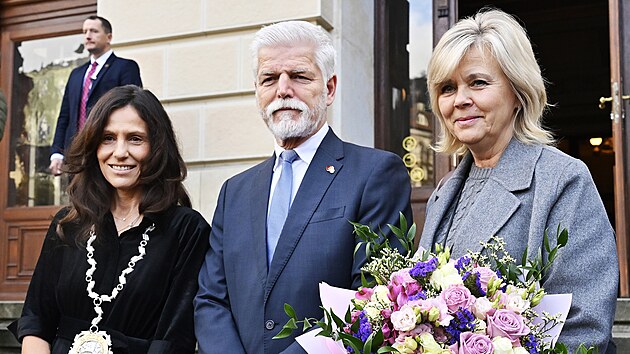 Prezident Petr Pavel s man�elkou Evou (vpravo) a prim�torkou Karlov�ch Var� Andreou Pfeffer Ferklovou. (10. listopadu 2025)